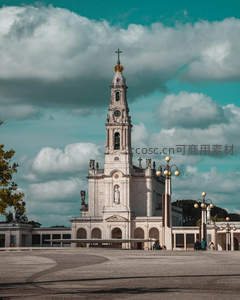 宏伟圣殿矗立于碧空云海之间