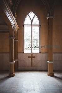 古教堂内景，阳光透过尖拱窗洒落
