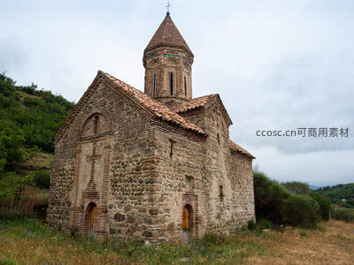石砌古教堂隐于山林，岁月痕迹
