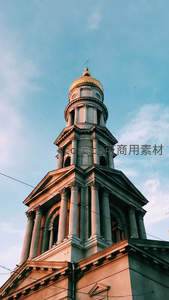 金色穹顶教堂在蓝天下的庄严身影