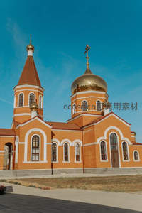金色穹顶东正教堂沐浴晴空之下