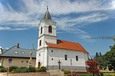 白墙红瓦乡村教堂点缀花丛绿荫