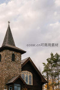 森林中的木石教堂静谧而神圣