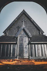 黑色木板教堂门扉古朴沧桑