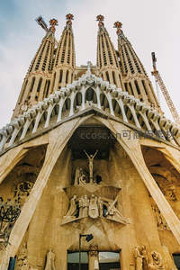 圣家堂高耸尖塔仰拍视角