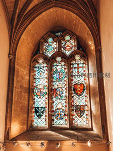 教堂彩色玻璃窗映射神圣光芒