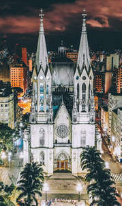 夜幕下哥特式大教堂俯瞰城市