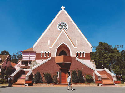 粉红教堂前游人漫步晴空下