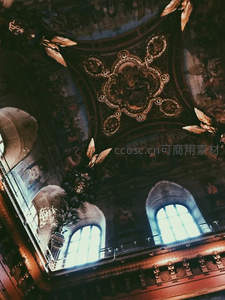 穹顶壁画金翼天使俯瞰神圣殿堂