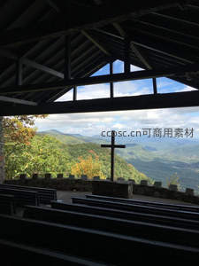 山巅教堂俯瞰连绵翠绿山脉与蓝天