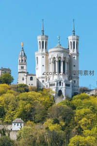 白石教堂屹立春日葱郁山丘之上