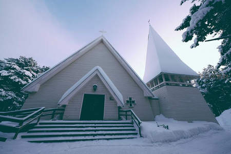 雪覆木屋教堂静谧伫立冬日森林