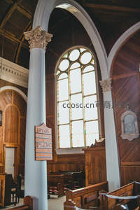 阳光透过彩色玻璃窗洒入教堂