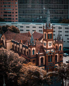 航拍视角下的复古教堂与现代楼宇