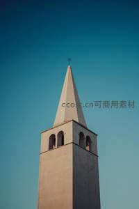 尖顶钟楼直指深邃蓝空