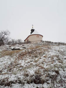 雪覆山丘小教堂静谧安详