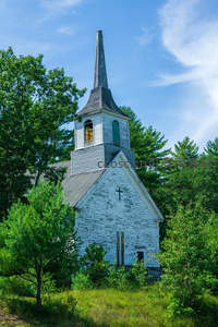 绿树环抱的白色尖顶教堂