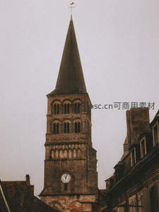 阴天下的古老钟楼高耸入云