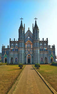 哥特式教堂正立面，蓝天映衬对称壮丽