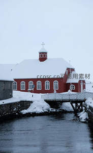 雪覆红教堂静谧河畔