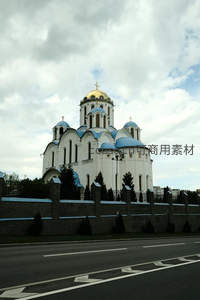 蓝顶白墙教堂临街矗立