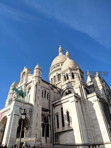 圣心大教堂宏伟穹顶与蓝天辉映