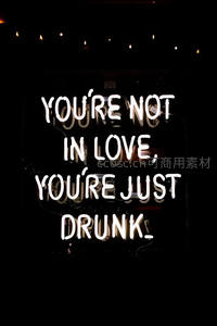 霓虹灯语：醉非爱，只是酒精作祟