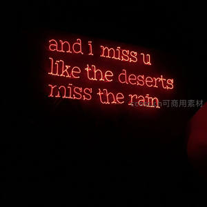 红色霓虹诉说思念如沙漠盼雨