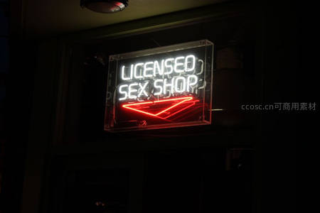 夜间霓虹招牌：持牌性用品商店