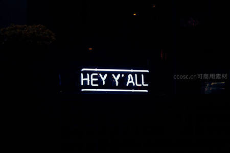 简约白色霓虹‘HEY Y’ALL’问候夜空
