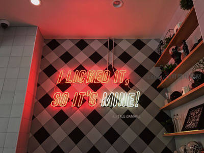 红白霓虹标语装饰格纹墙面