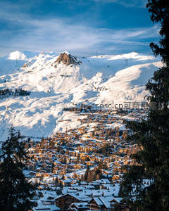 阳光洒满雪域山谷中的童话木屋村落