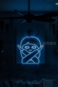 蓝色霓虹灯下的神秘肖像