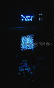 蓝色霓虹文字倒映在静谧水面