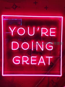 粉色霓虹灯牌激励语：你做得很好