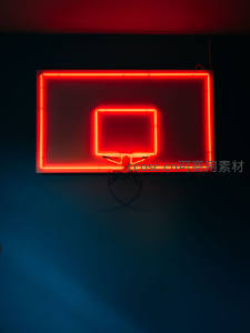红色霓虹灯勾勒的篮球框艺术装置