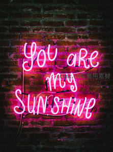 粉色霓虹灯在砖墙上书写爱意情话
