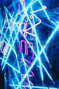 蓝粉霓虹光束穿透空间的迷幻视觉