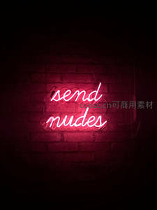 砖墙上的粉红霓虹标语