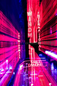 光影交错霓虹风车广告牌