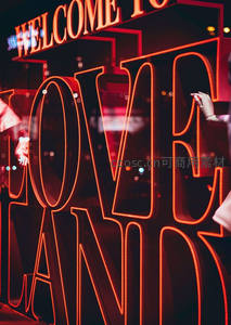 巨大红色霓虹“LOVE LAND”欢迎游客