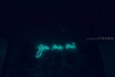 青色手写体霓虹灯‘You. Me. Us.’点缀夜幕