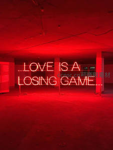 红色霓虹宣告爱是场必输的游戏