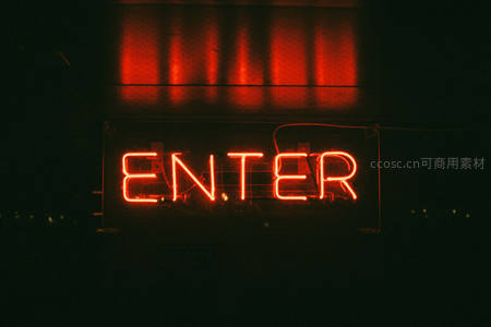 暗夜中闪烁的红色ENTER霓虹入口
