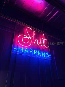 粉色与蓝色霓虹灯下的俏皮标语艺术