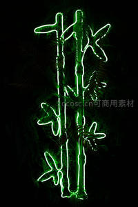 绿色霓虹竹子在黑暗中发光