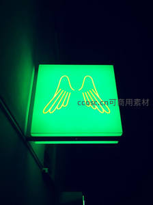 绿色霓虹翅膀标志悬挂在墙角