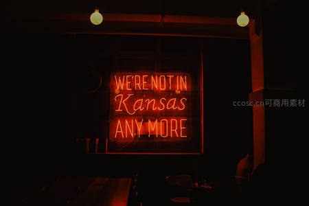 橙色霓虹灯诉说不在堪萨斯
