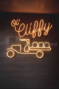 暖黄霓虹灯勾勒复古卡车与名字