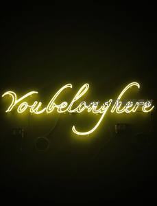 温暖黄光“Youbelonghere”霓虹字句抚慰人心